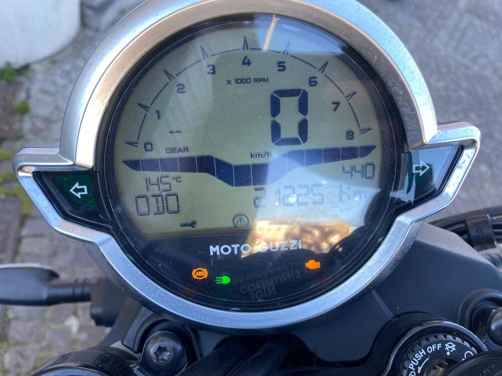 Moto Guzzi V7 Stone (2021 - 24) (3)