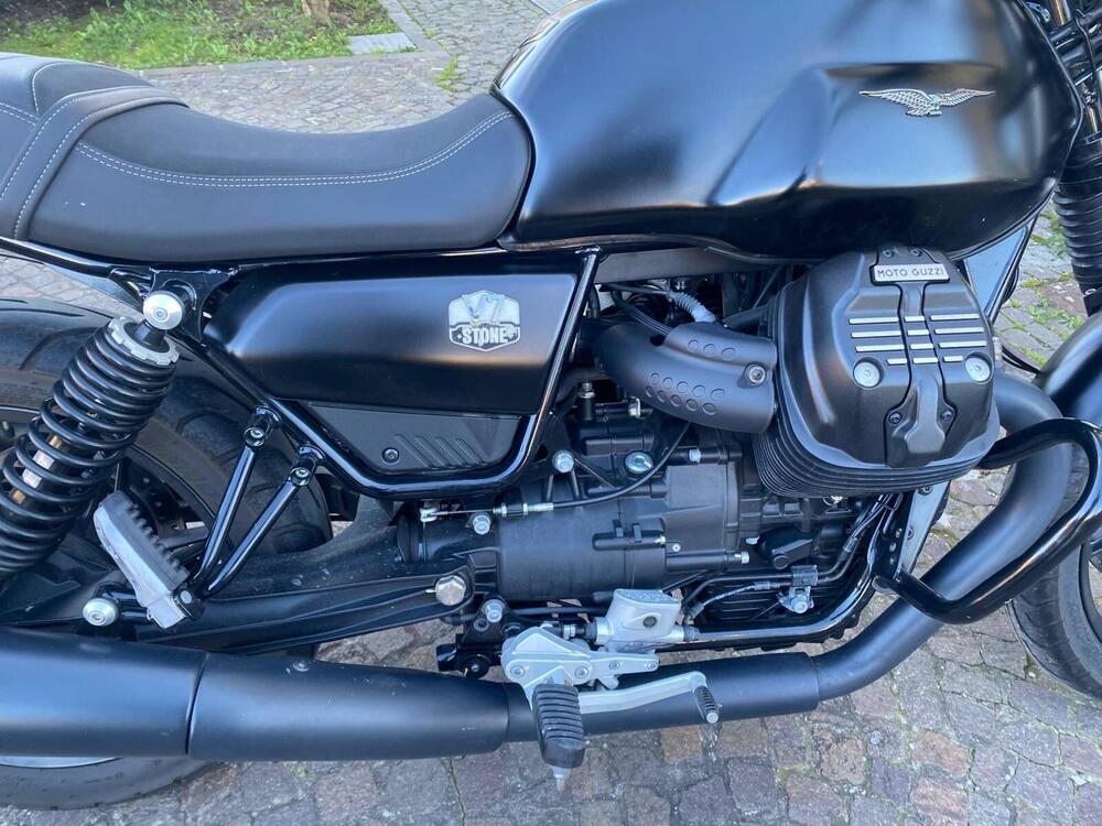 Moto Guzzi V7 Stone (2021 - 24) (7)