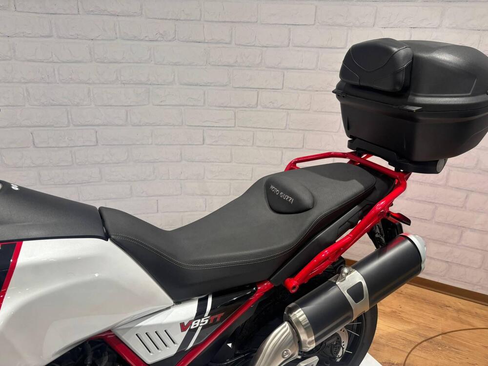 Moto Guzzi V85 TT Evocative Graphics (2021 - 23) (10)