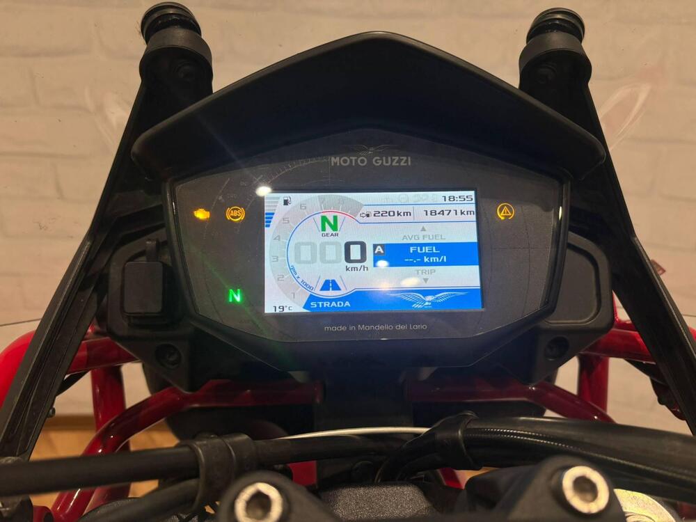 Moto Guzzi V85 TT Evocative Graphics (2021 - 23) (11)