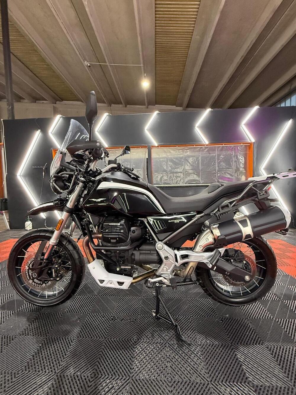 Moto Guzzi V85 TT Guardia d'Onore (2022 - 23) (2)