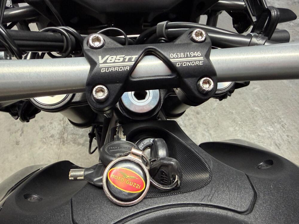 Moto Guzzi V85 TT Guardia d'Onore (2022 - 23) (11)