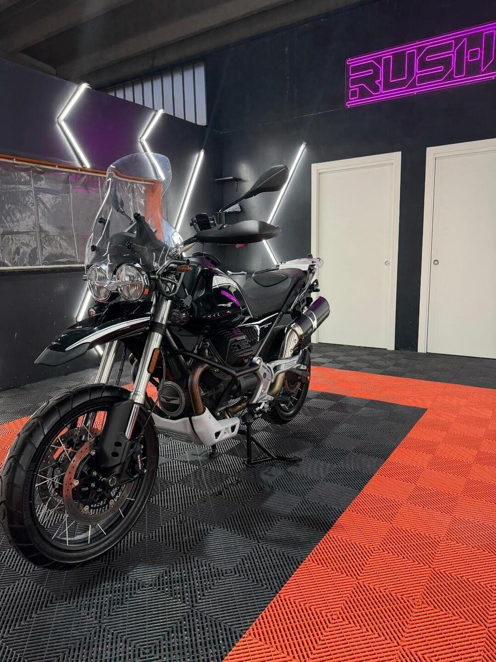 Moto Guzzi V85 TT Guardia d'Onore (2022 - 23) (3)