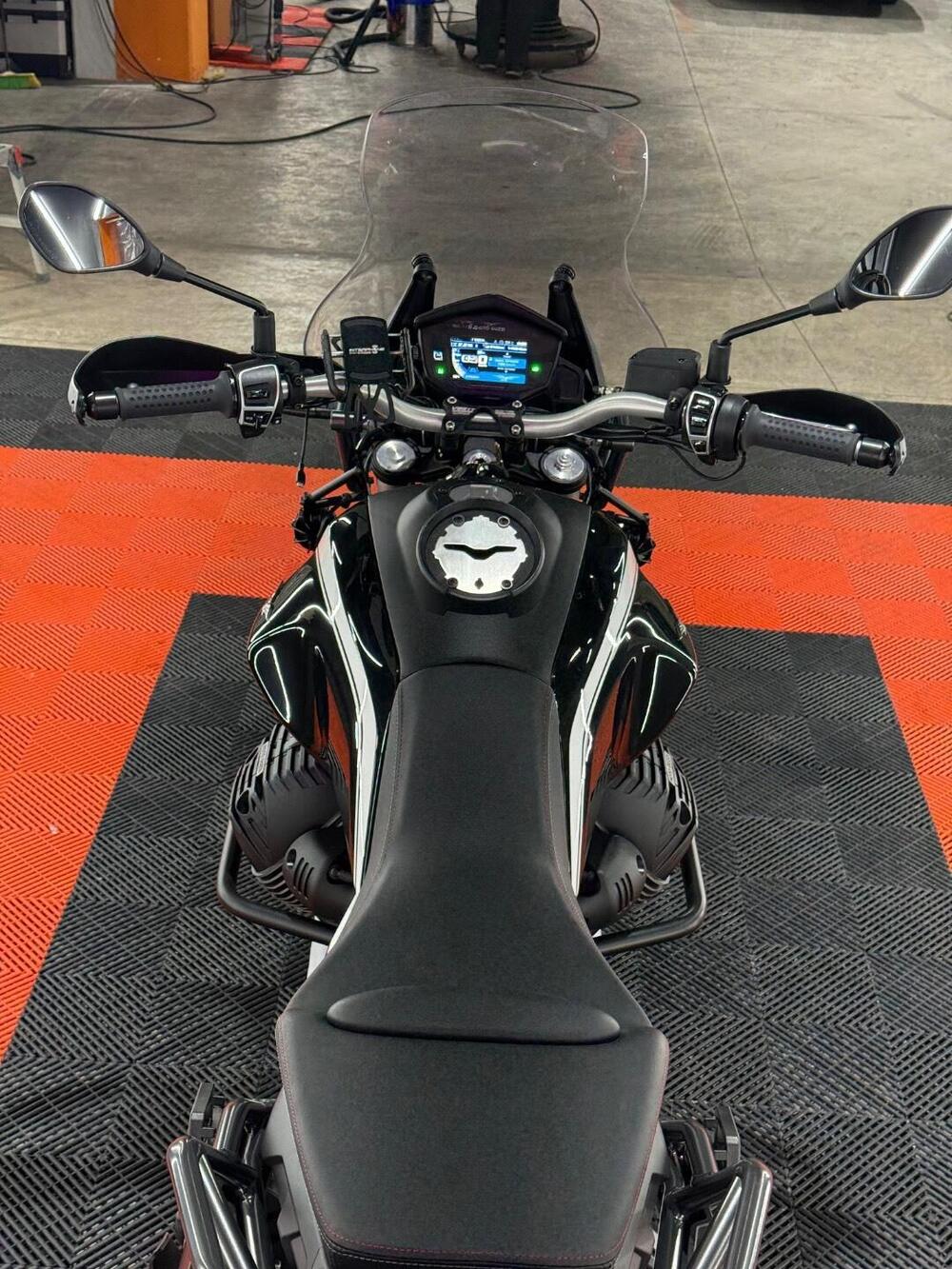 Moto Guzzi V85 TT Guardia d'Onore (2022 - 23) (8)