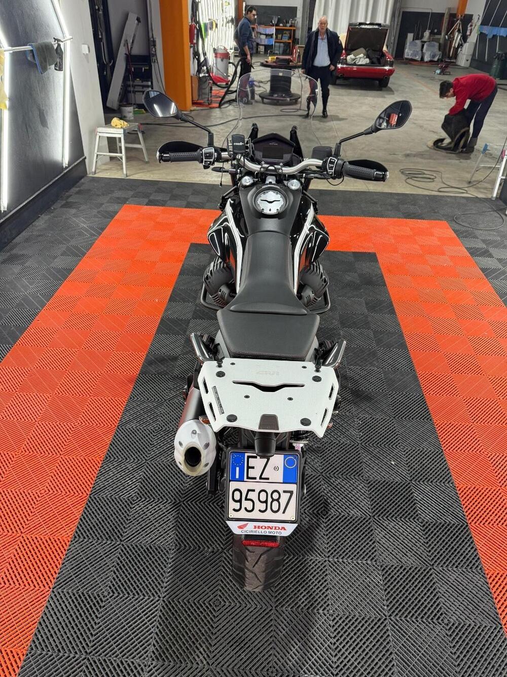 Moto Guzzi V85 TT Guardia d'Onore (2022 - 23) (10)