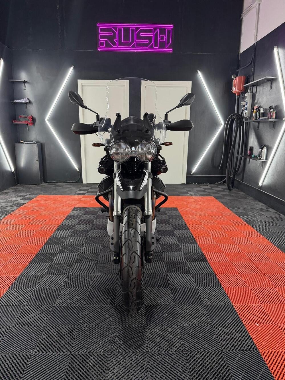 Moto Guzzi V85 TT Guardia d'Onore (2022 - 23) (11)