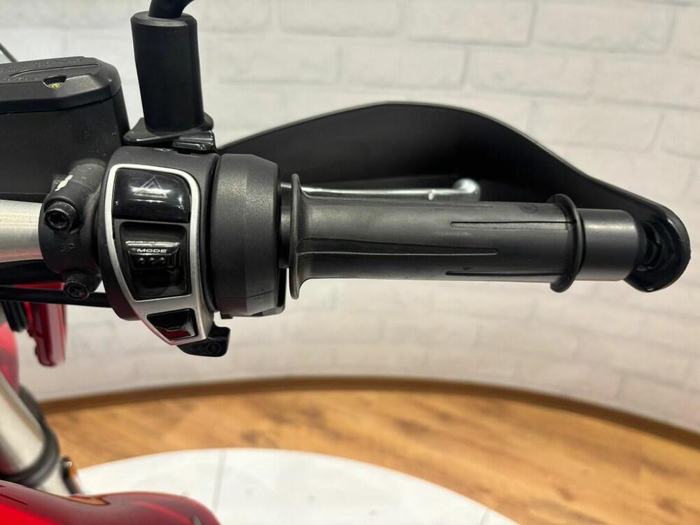 Moto Guzzi V85 TT Evocative Graphics (2021 - 23) (11)