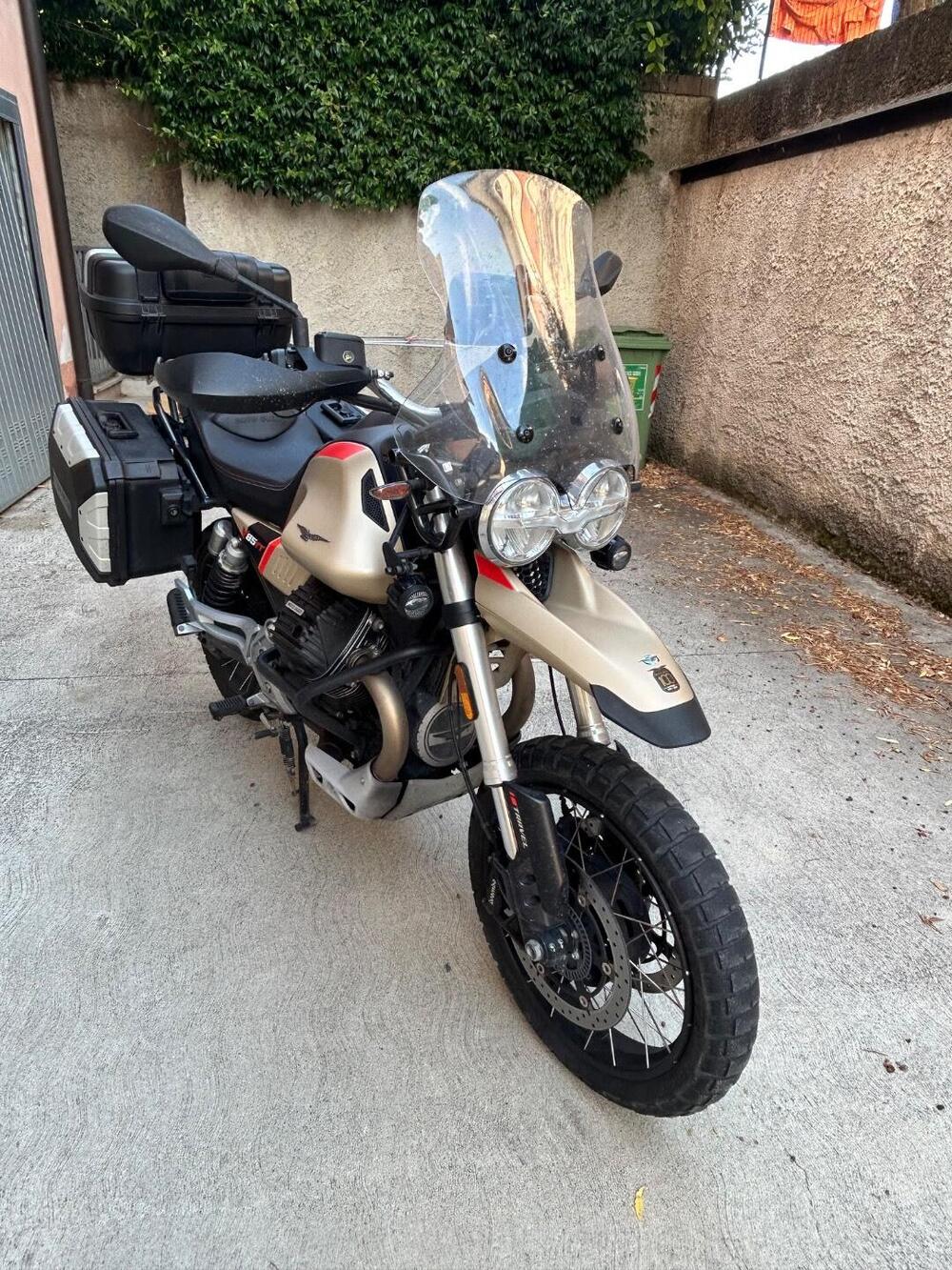 Moto Guzzi V85 TT Travel (2021 - 23) (2)
