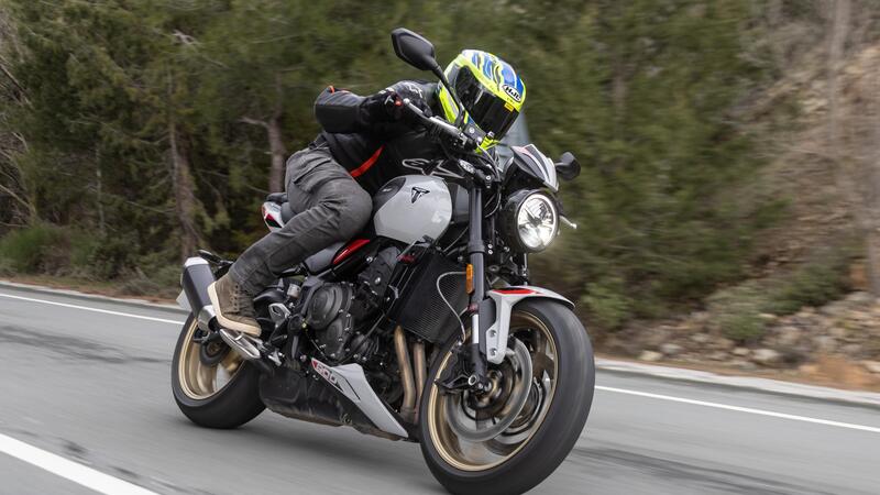 Triumph Trident 800 TEST: 3 cilindri, 115 cv, 198 kg e tanto divertimento. Pro e Contro [VIDEO E GALLERY]