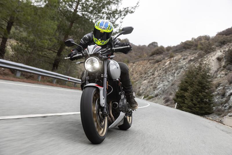 La Trident 800 diverte, sin dai primi metri. Coinvolgente il motore, preciso il cambio.