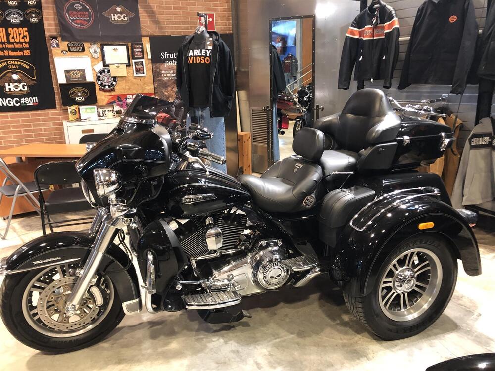 Harley-Davidson 107 Tri Glide Ultra (2016) - FLHTCUTG (2)