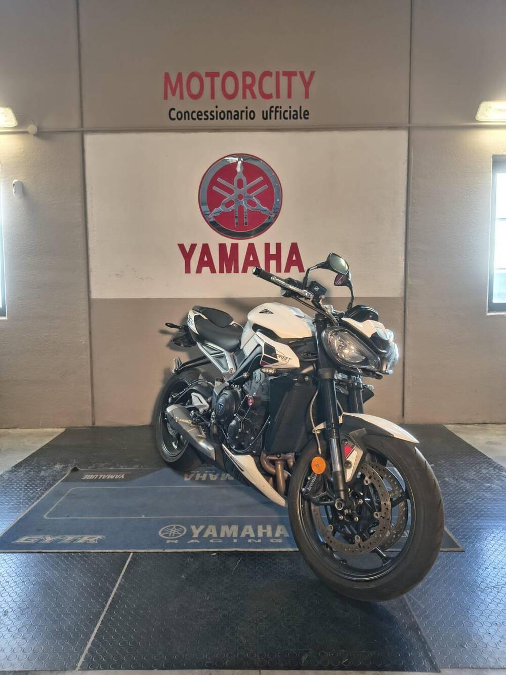 Triumph Street Triple 765 R (2023 - 26) (2)