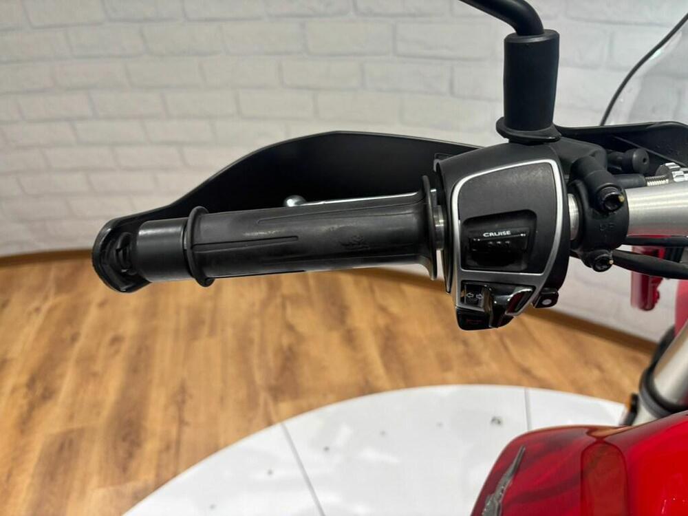 Moto Guzzi V85 TT Evocative Graphics (2021 - 23) (6)