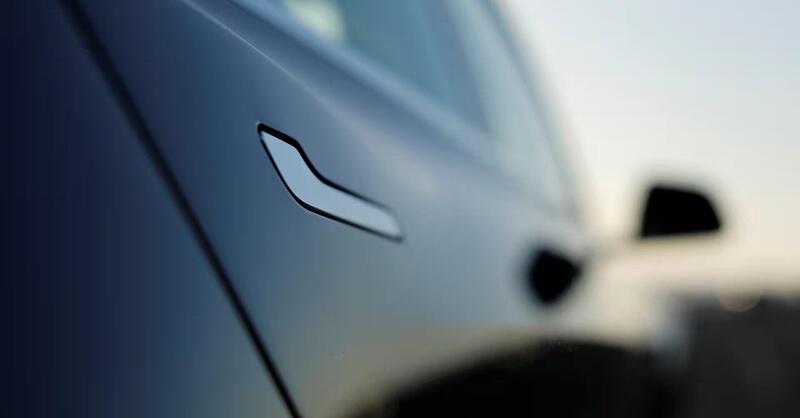 Sicurezza prima del design: la Cina bandisce le maniglie a scomparsa