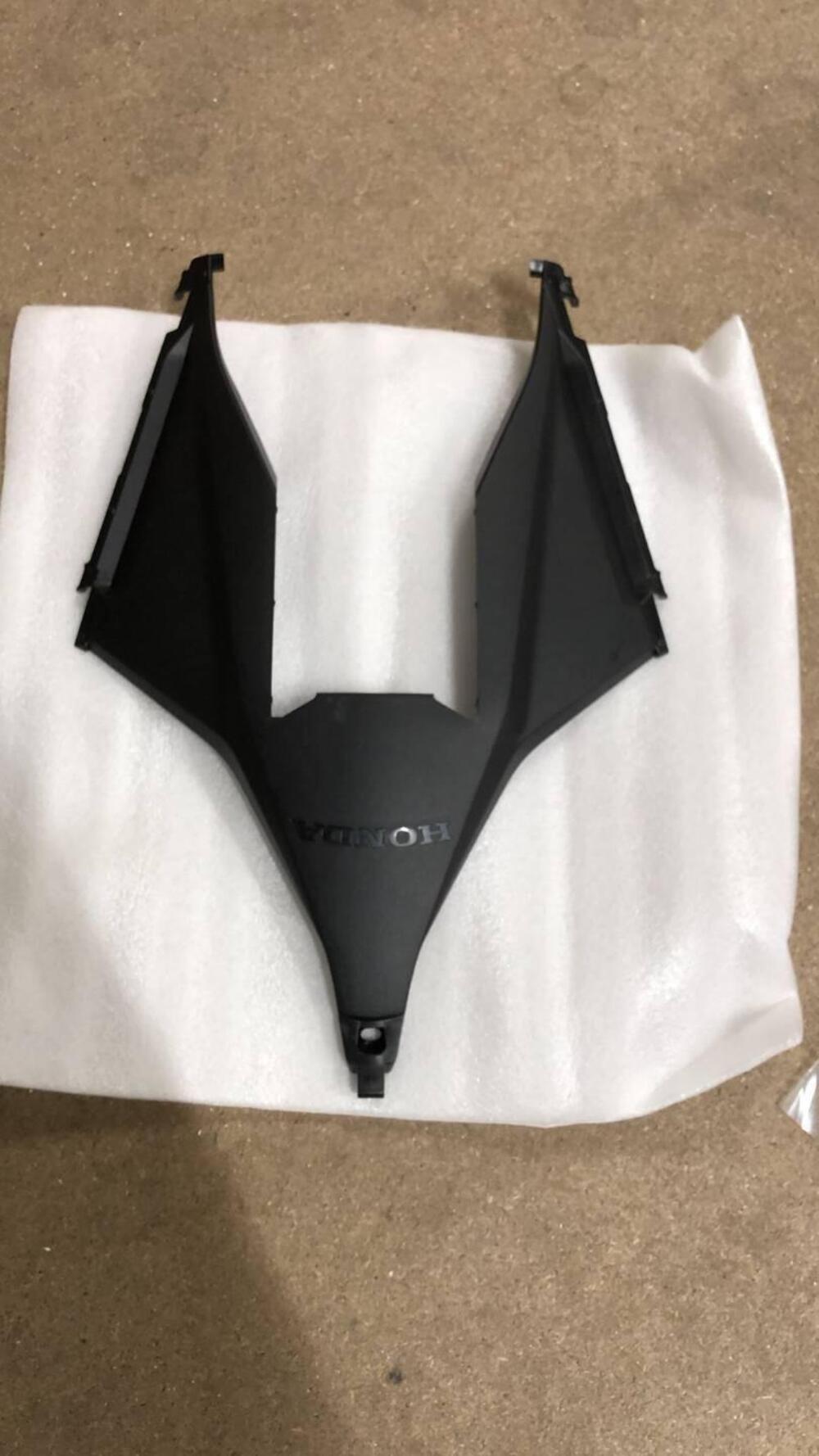 COPERCHIO INF. POST. CENTRALE PER HONDA CBR 1000 R