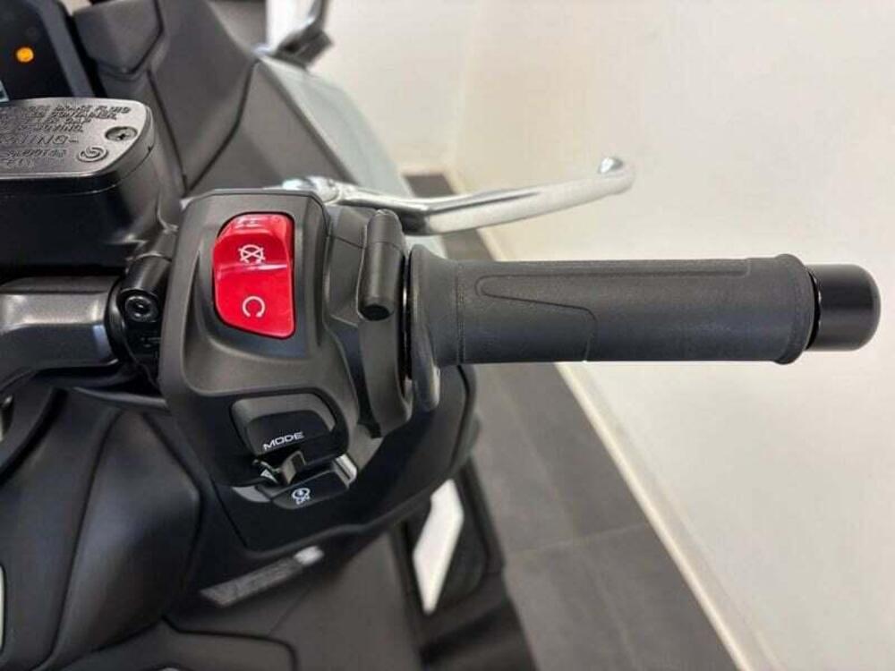 Yamaha T-Max 560 Tech Max (2025 - 26) (7)