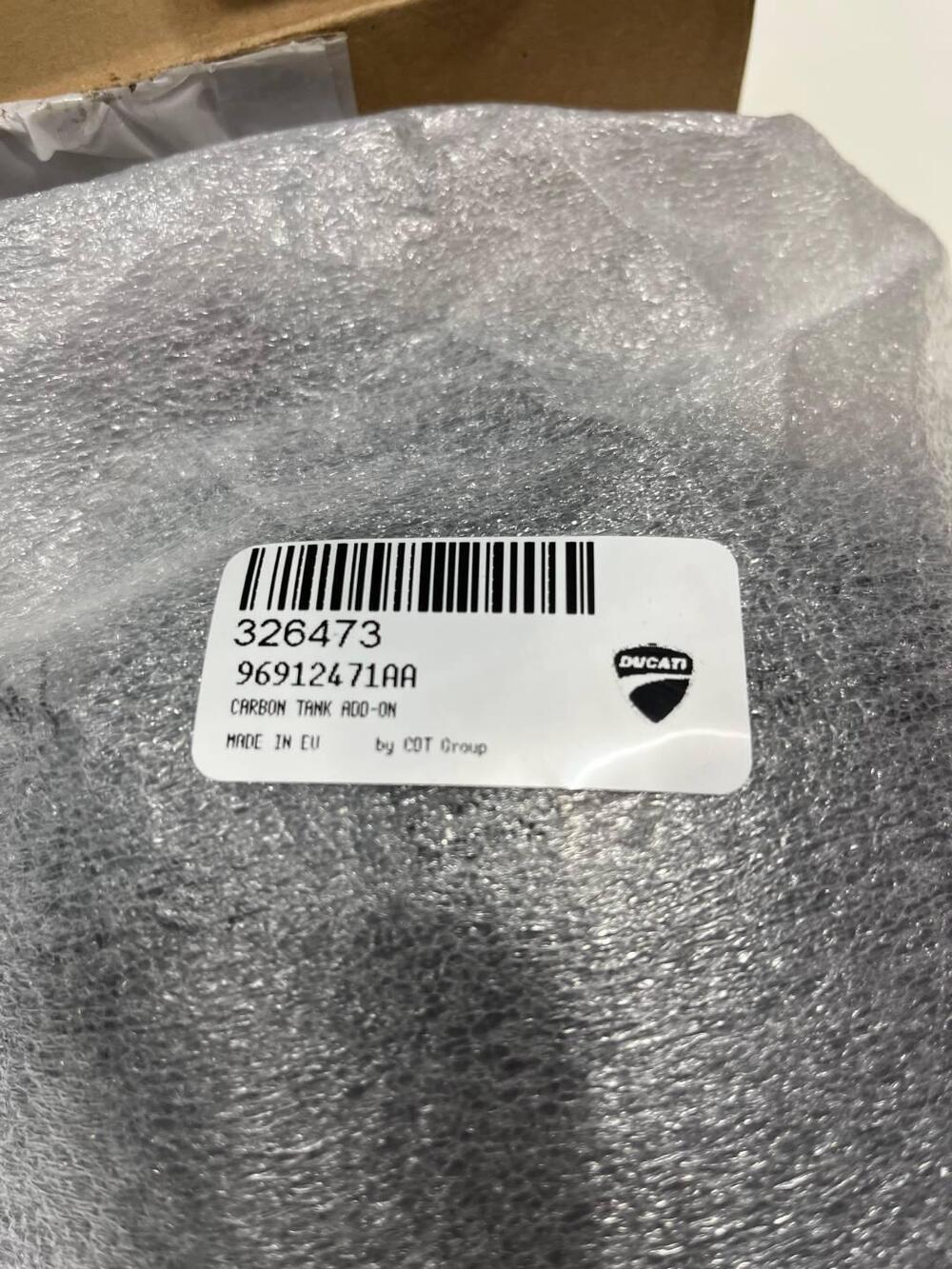 Add-on cover serbatoio carbonio Ducati Performance (2)