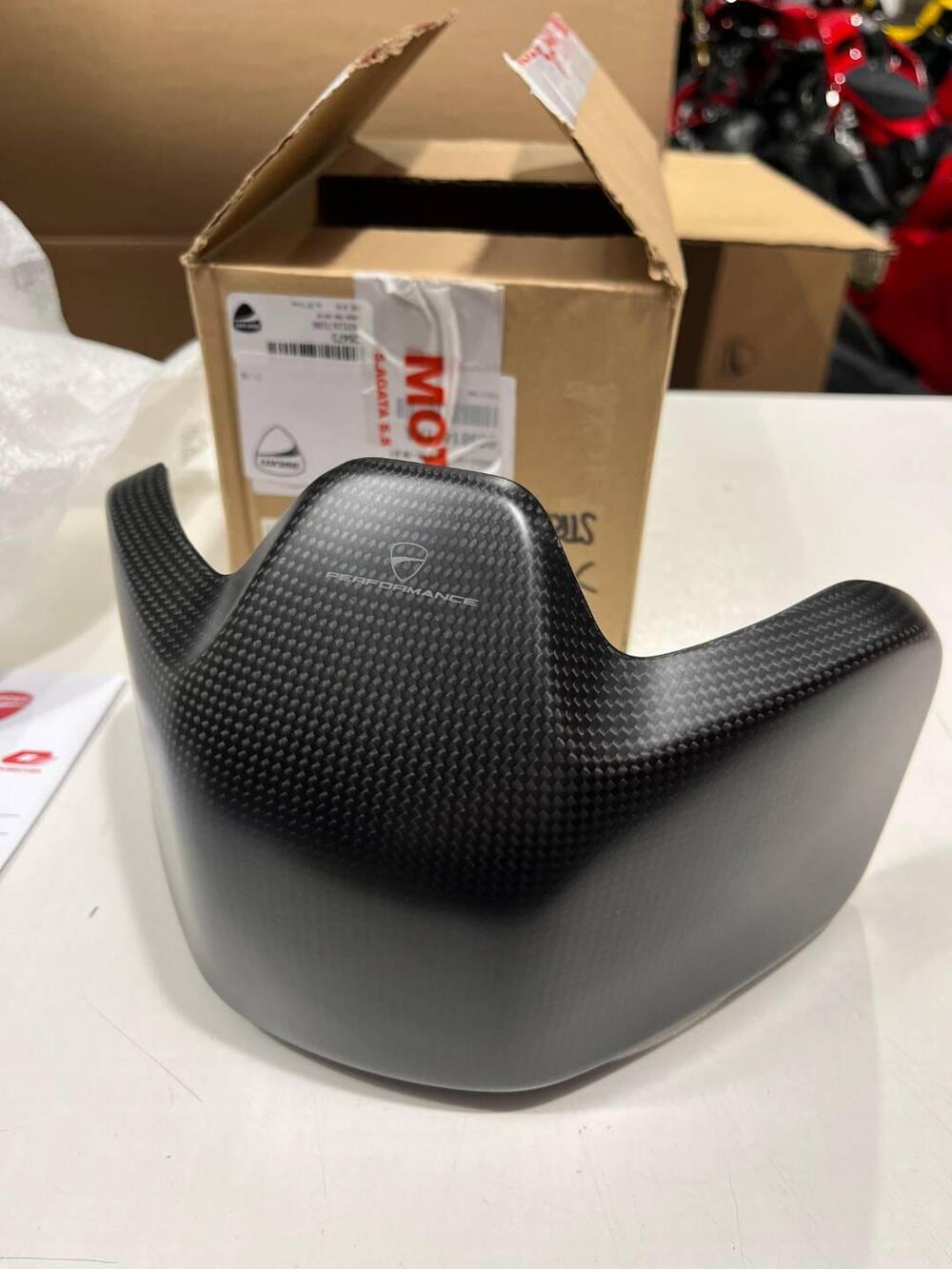 Add-on cover serbatoio carbonio Ducati Performance (3)
