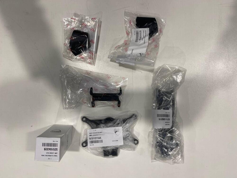 Porta targa Ducati Hypermotard 698 Mono (4)