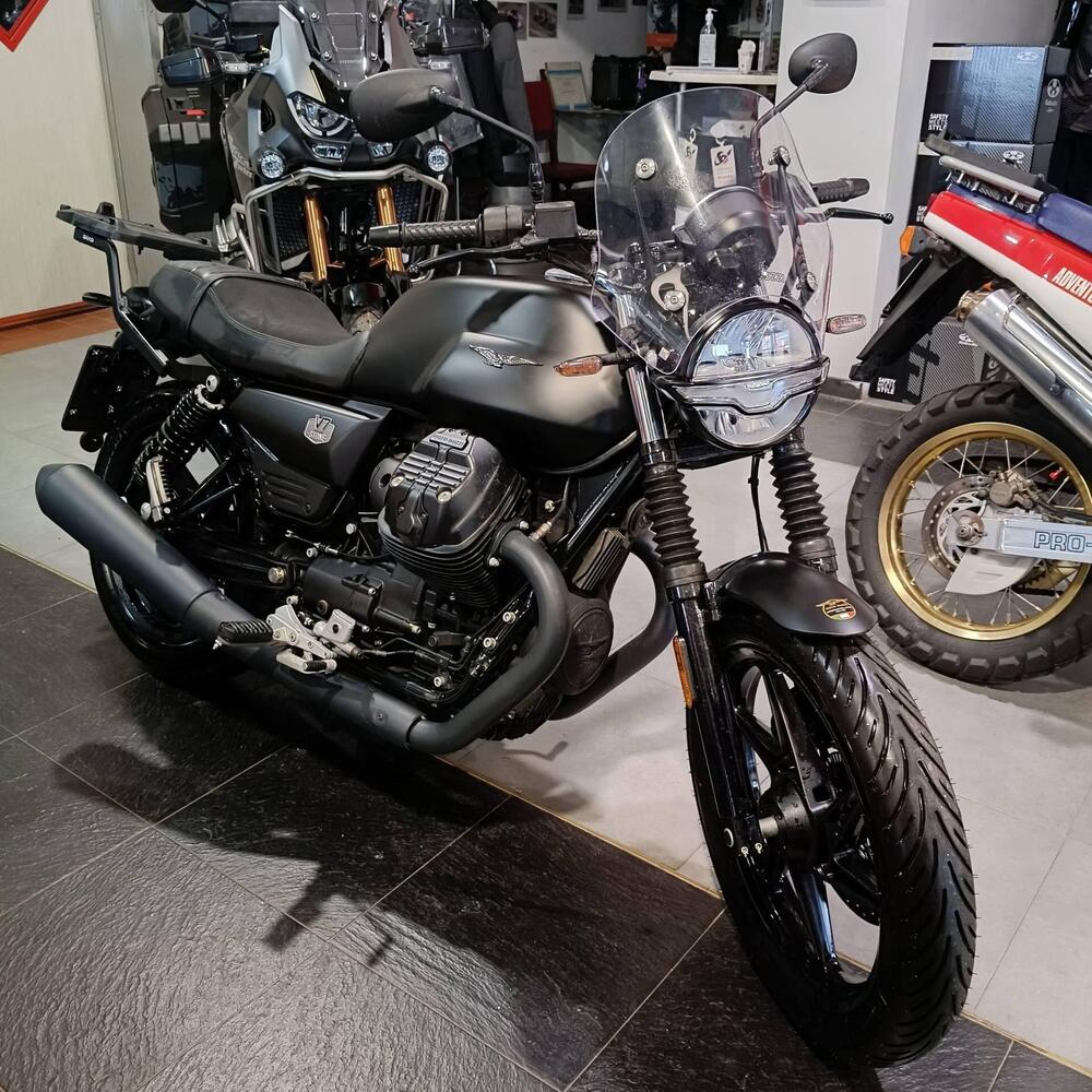 Moto Guzzi V7 Stone (2025 - 26)