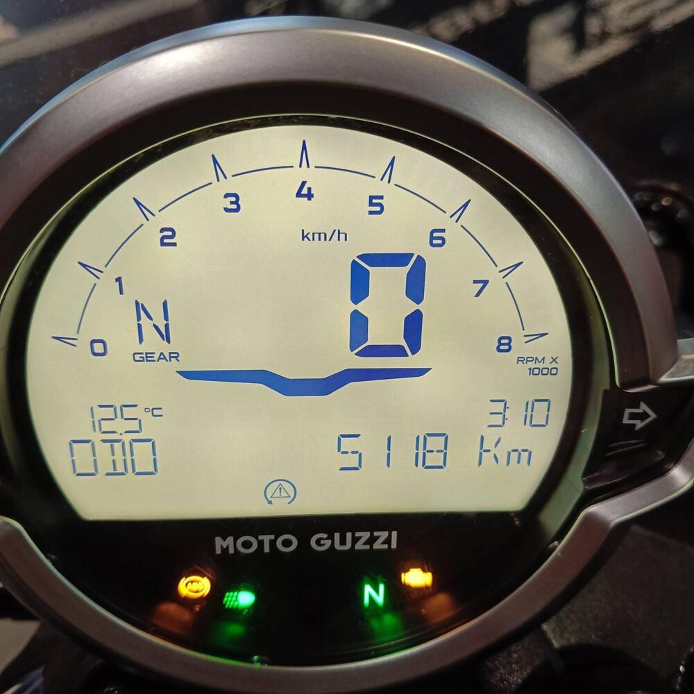 Moto Guzzi V7 Stone (2025 - 26) (2)