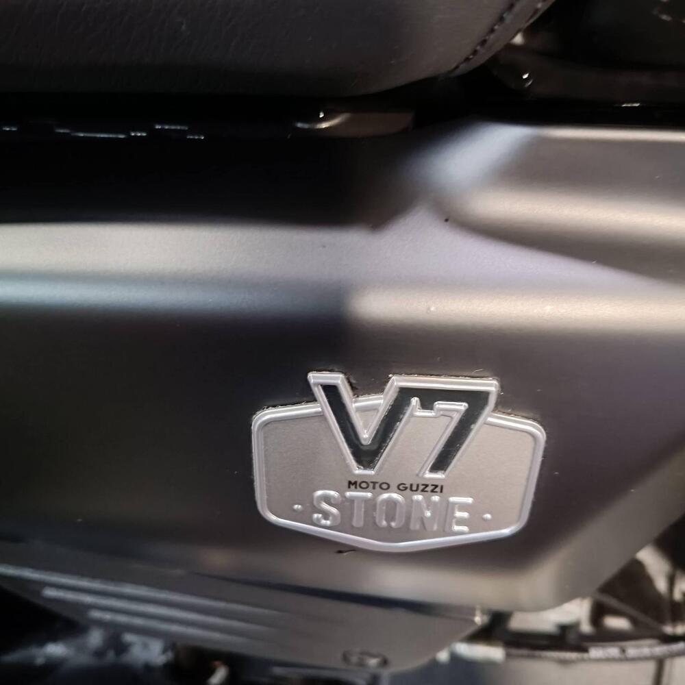 Moto Guzzi V7 Stone (2025 - 26) (3)