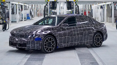 Nuova BMW i3 elettrica svelata: dettagli e immagini ufficiali