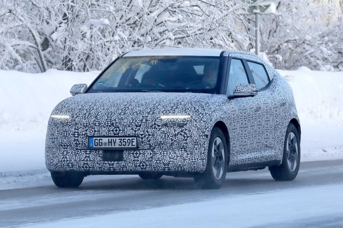 Hyundai: ecco le prime foto spia della nuova compatta Ioniq 3