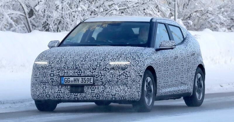 Hyundai: ecco le prime foto spia della nuova compatta Ioniq 3