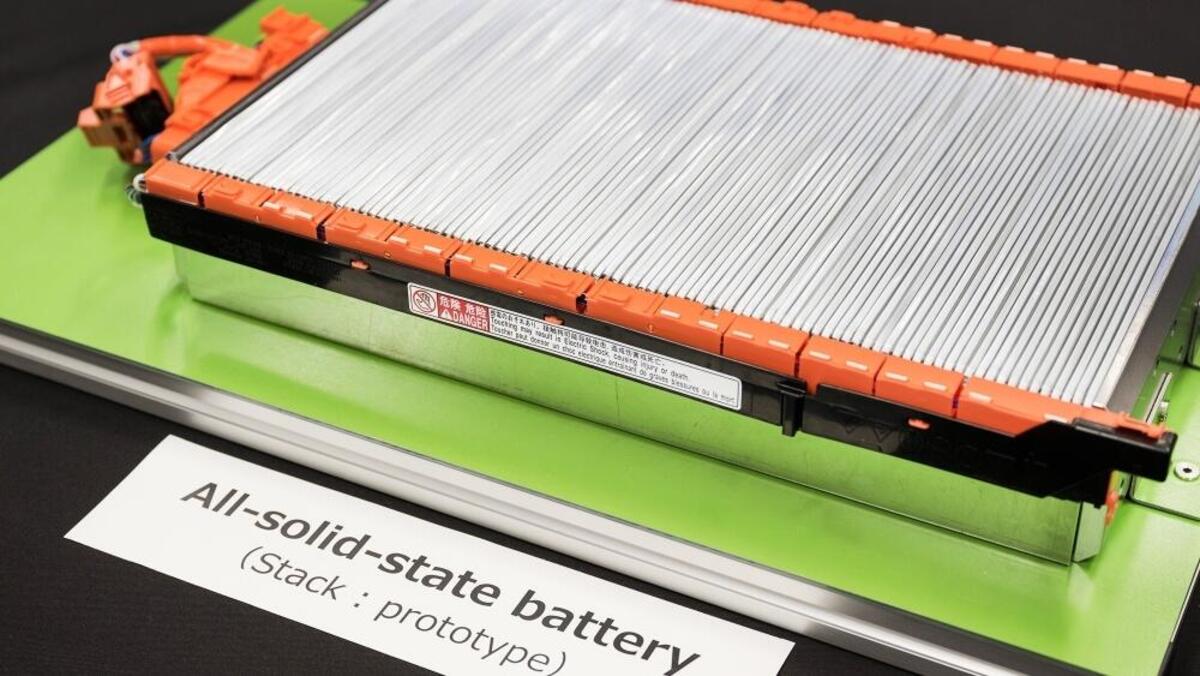 Toyota sempre più vicina alle batterie allo stato solido: fino a 1.000 km di autonomia e ricarica in 10 minuti