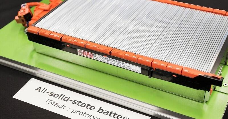 Toyota sempre pi&ugrave; vicina alle batterie allo stato solido: fino a 1.000 km di autonomia e ricarica in 10 minuti