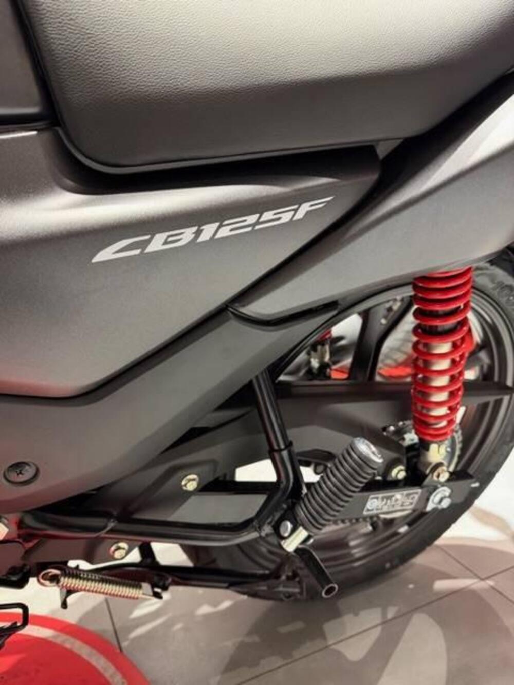 Honda CB 125 F (2026) (5)