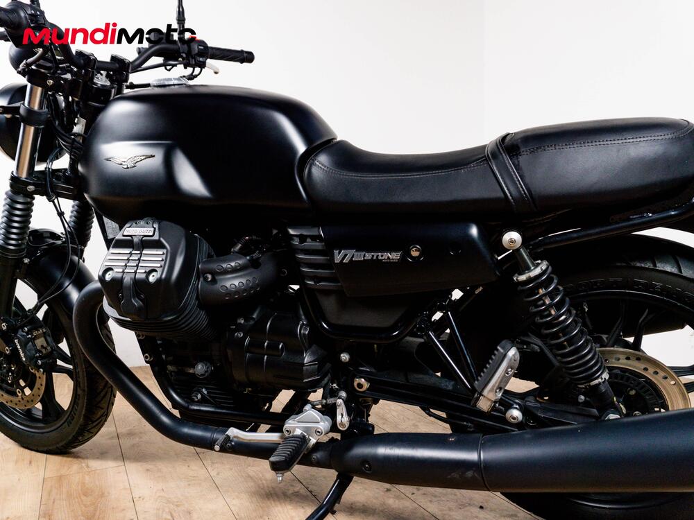 Moto Guzzi V7 III Stone (2017 - 20) (10)
