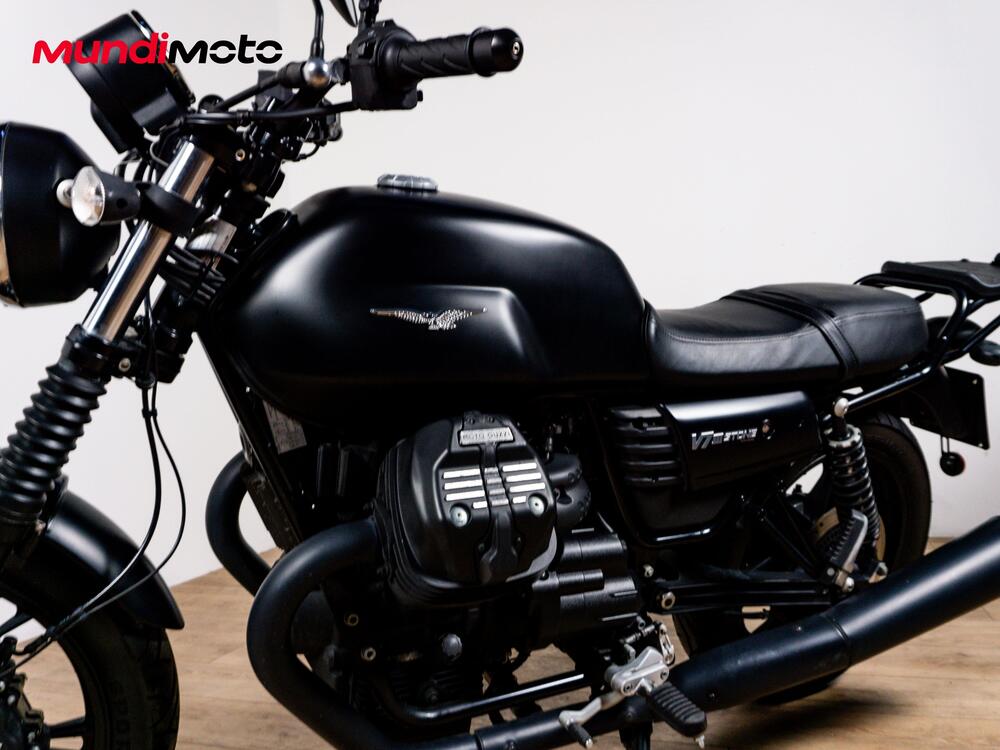 Moto Guzzi V7 III Stone (2017 - 20) (9)