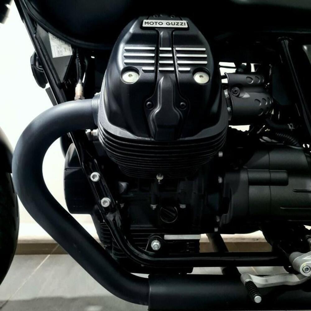 Moto Guzzi V7 Stone (2021 - 24) (10)