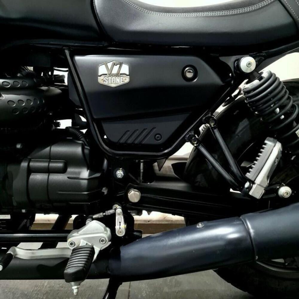 Moto Guzzi V7 Stone (2021 - 24) (11)