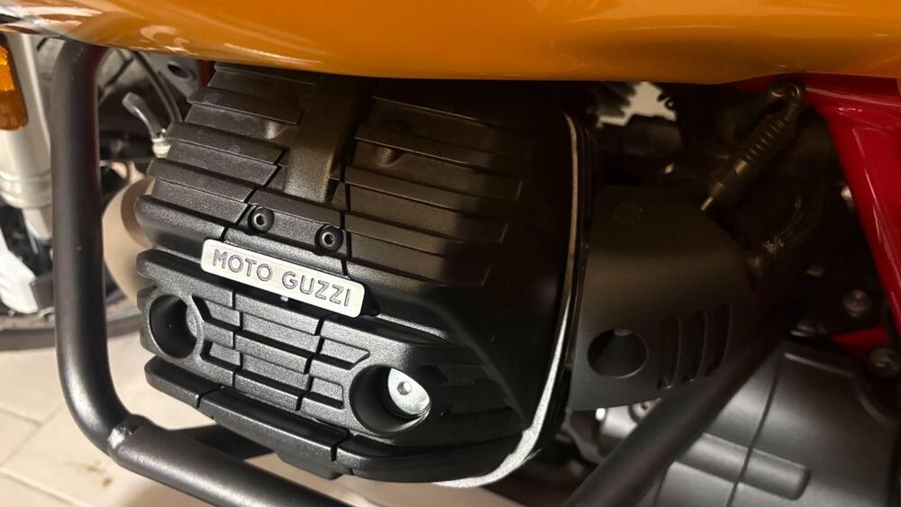 Moto Guzzi V85 TT Evocative Graphics (2021 - 23) (2)