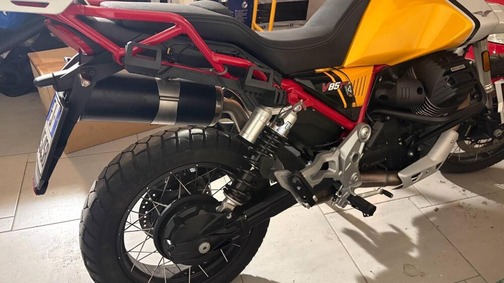 Moto Guzzi V85 TT Evocative Graphics (2021 - 23) (4)