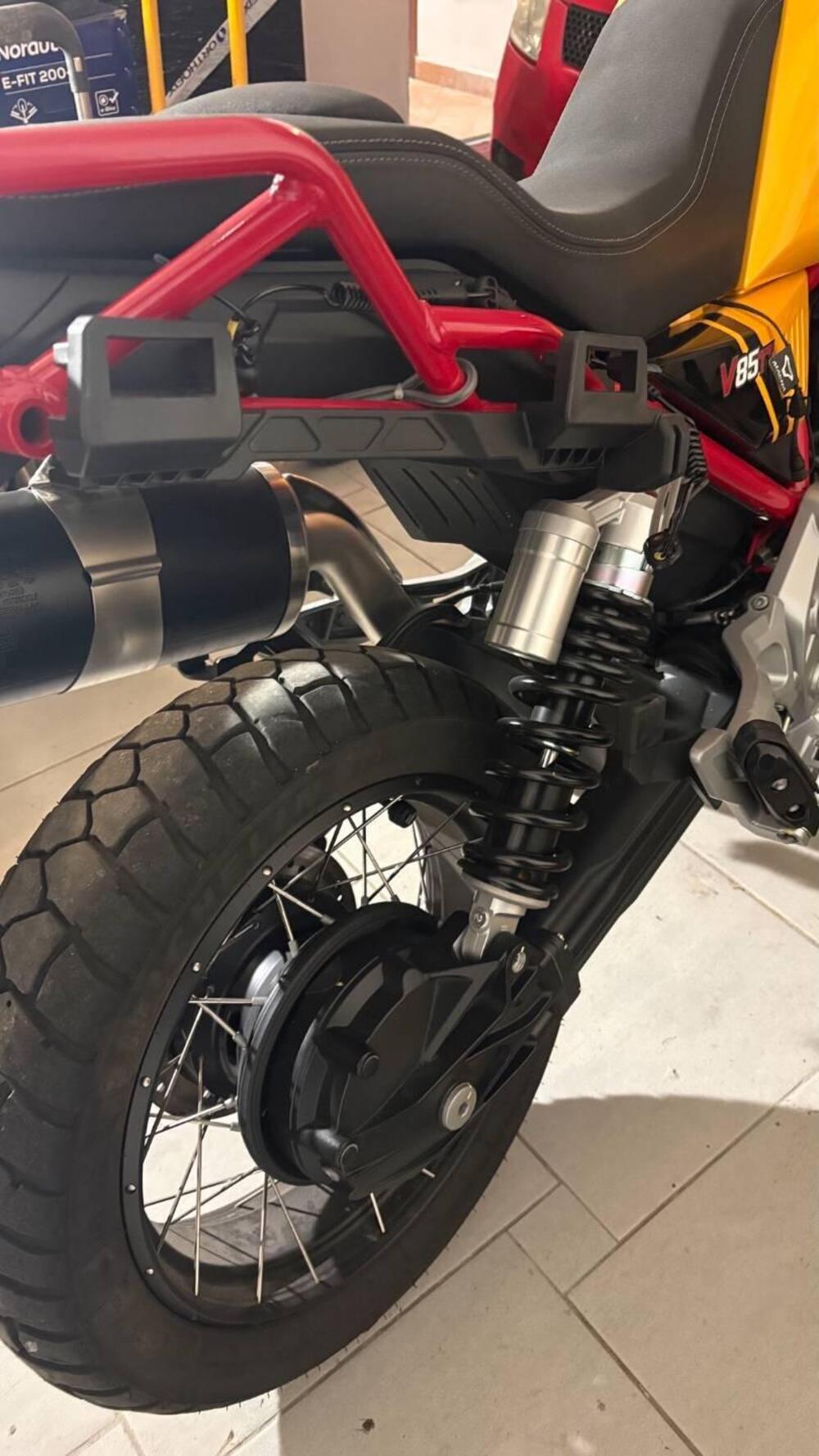 Moto Guzzi V85 TT Evocative Graphics (2021 - 23) (5)