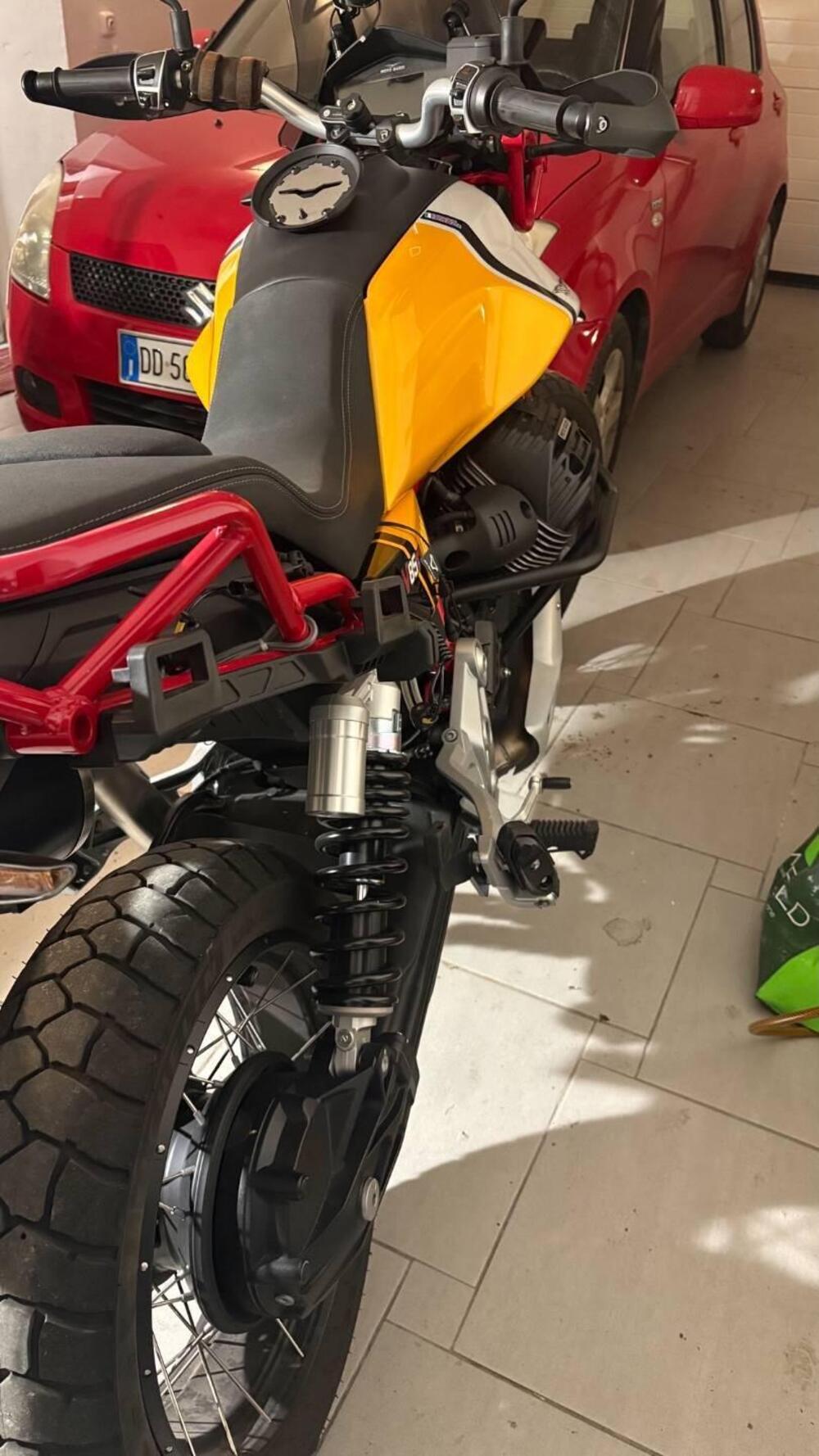 Moto Guzzi V85 TT Evocative Graphics (2021 - 23) (6)