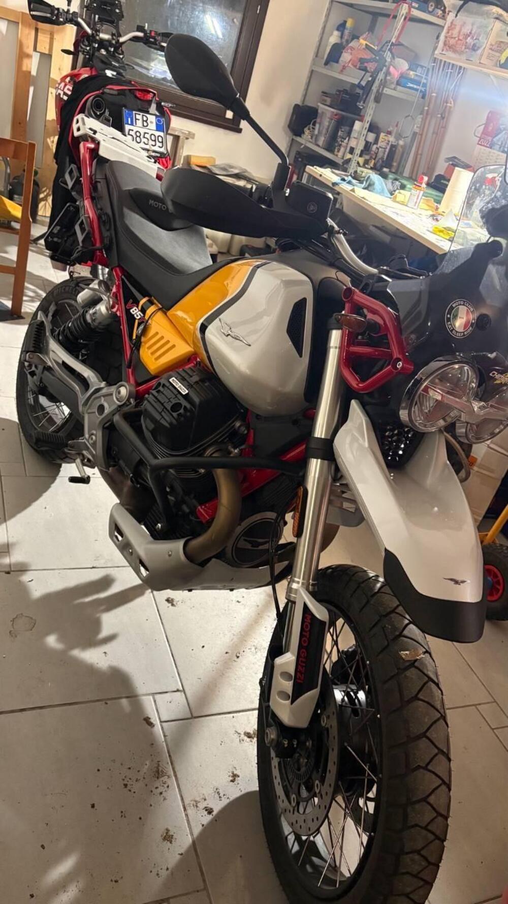 Moto Guzzi V85 TT Evocative Graphics (2021 - 23) (7)