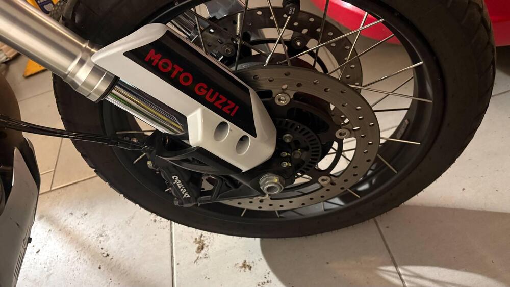 Moto Guzzi V85 TT Evocative Graphics (2021 - 23) (8)