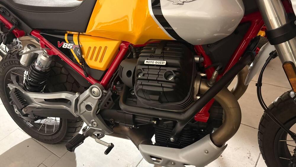 Moto Guzzi V85 TT Evocative Graphics (2021 - 23) (9)