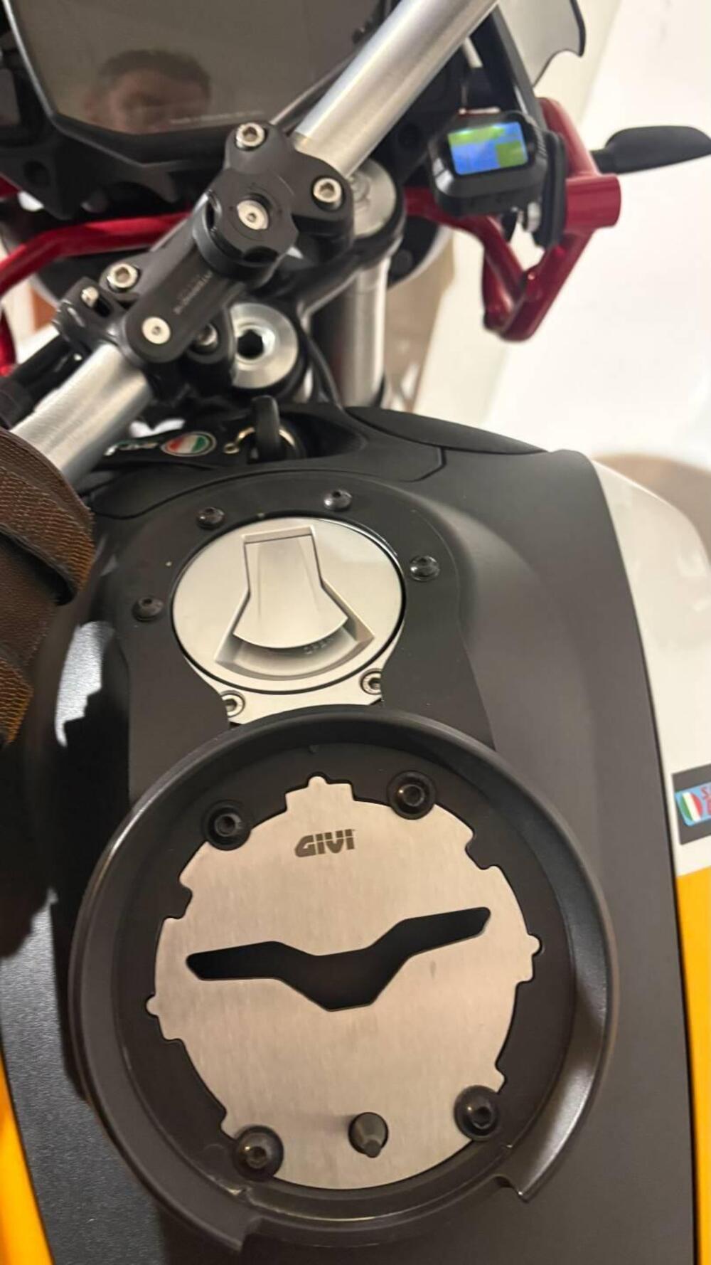 Moto Guzzi V85 TT Evocative Graphics (2021 - 23) (11)