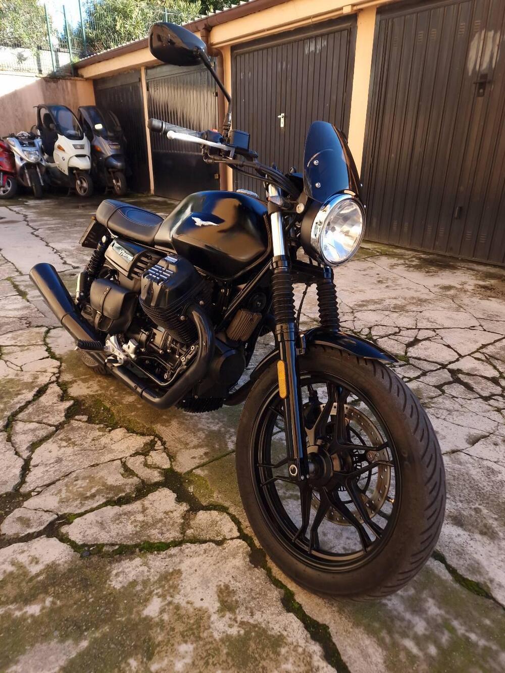 Moto Guzzi V7 III Stone (2017 - 20) (2)