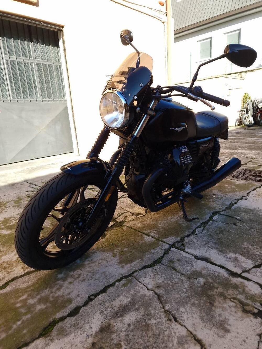 Moto Guzzi V7 III Stone (2017 - 20) (4)