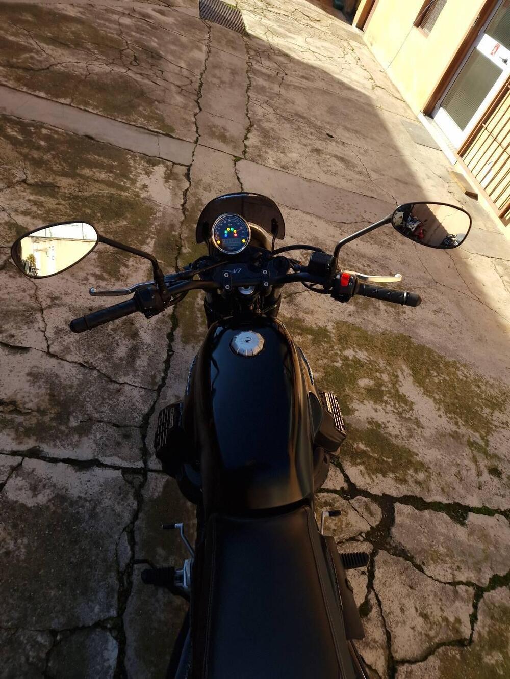 Moto Guzzi V7 III Stone (2017 - 20) (9)