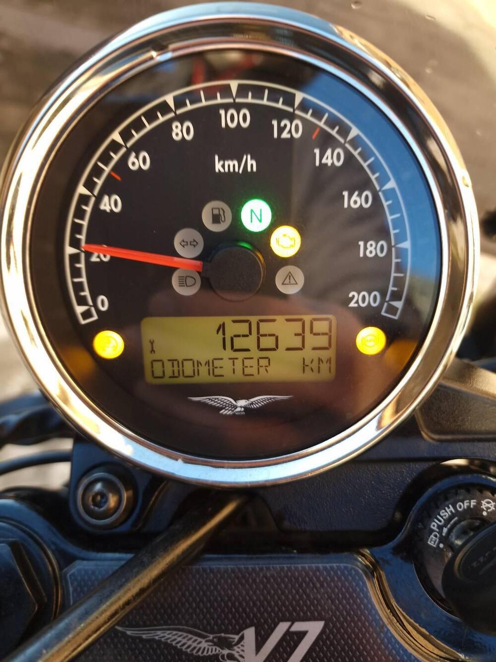 Moto Guzzi V7 III Stone (2017 - 20) (10)