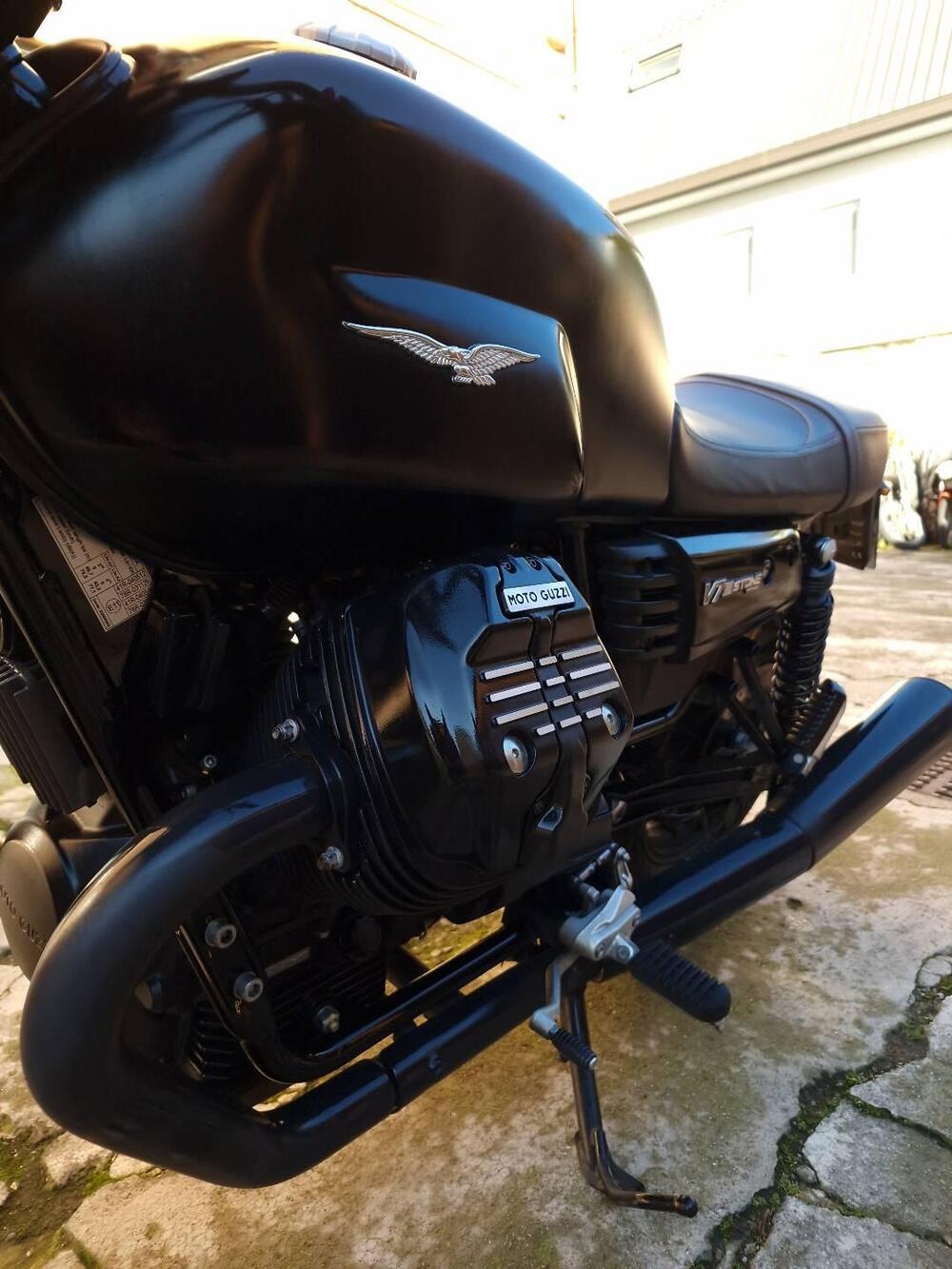 Moto Guzzi V7 III Stone (2017 - 20) (11)