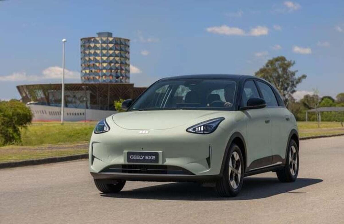 L’auto elettrica più venduta in Cina arriva in Europa a meno di 25.000 euro: ecco la Geely EX2